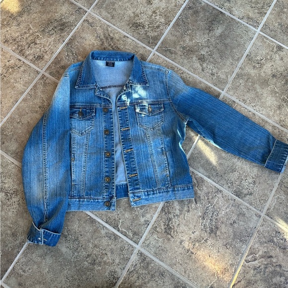 Women’s Medium Sized Jean Jacket - Picture 1 of 4